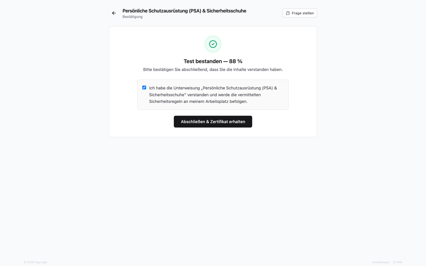 Abschließende Bestätigung in Hugo Safe nach bestandenem Test (88 %): ein grünes Häkchen, der Hinweis „Test bestanden“, eine angekreuzte Bestätigungs-Checkbox mit dem Wortlaut „Ich habe die Unterweisung … verstanden und werde die vermittelten Sicherheitsregeln an meinem Arbeitsplatz befolgen“ und der Button „Abschließen & Zertifikat erhalten“