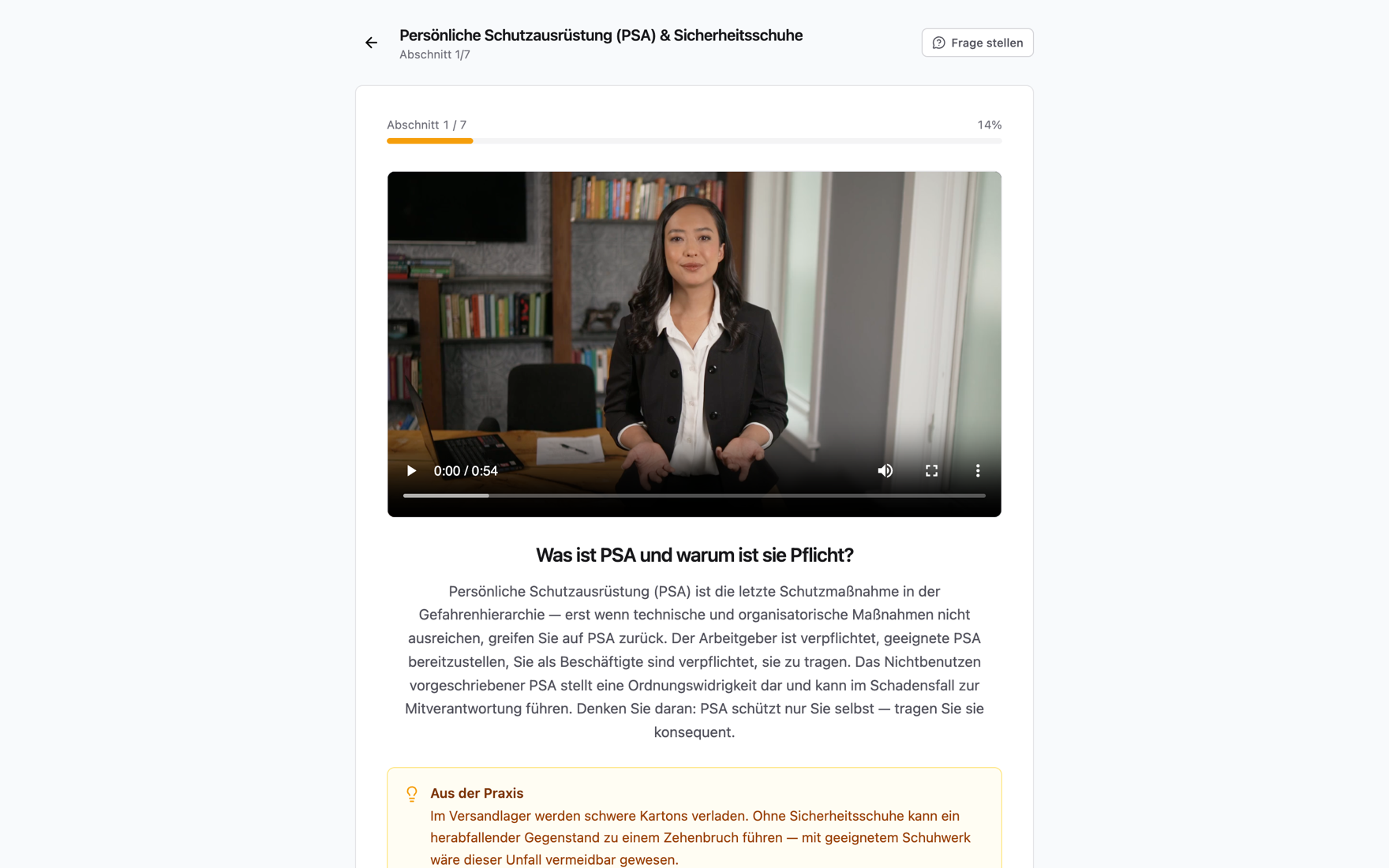 Lern-Screen mit KI-Erklärvideo in Hugo Safe (Komplett-Tarif): oben der Fortschrittsbalken (Abschnitt 1/7), darunter ein eingebetteter Video-Player mit einer deutschsprachigen KI-Avatar-Sprecherin (Laufzeit 0:54), darunter der erklärende Text und ein „Aus der Praxis“-Hinweis. Das Video ergänzt die Lern-Screens im selben Ablauf.