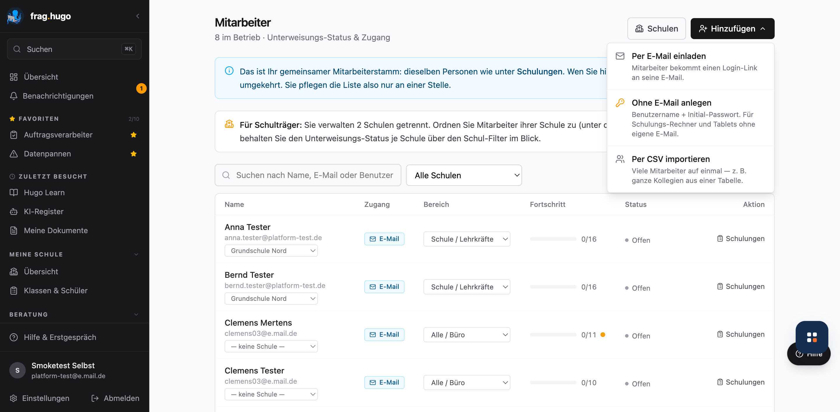 Mitarbeiter-Verwaltung in der frag.hugo-Plattform mit geöffnetem „Hinzufügen"-Menü: drei Optionen — „Per E-Mail einladen" (Login-Link per Mail), „Ohne E-Mail anlegen" (Benutzername plus Initial-Passwort, für Schulungs-Rechner und Tablets ohne E-Mail) und „Per CSV importieren" (viele Mitarbeiter auf einmal, z. B. ganze Kollegien aus einer Tabelle); darunter der Hinweis „Für Schulträger: Sie verwalten 2 Schulen getrennt" und die Mitarbeiter-Tabelle mit Spalten für Schul-Zuordnung, Bereich (z. B. „Schule / Lehrkräfte") und Status
