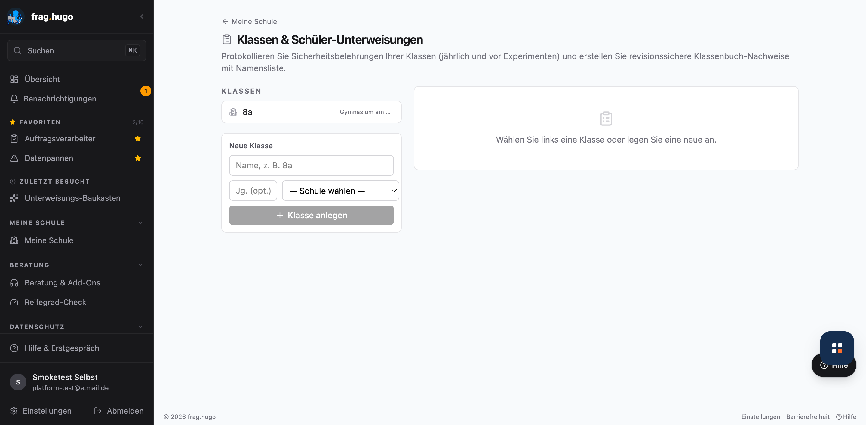 Ansicht „Klassen & Schüler-Unterweisungen" in der frag.hugo-Plattform: Erklärtext, dass Sicherheitsbelehrungen der Klassen jährlich und vor Experimenten protokolliert und als revisionssichere Klassenbuch-Nachweise mit Namensliste erstellt werden; links eine Klassen-Liste (Klasse „8a", Gymnasium) und ein Formular „Neue Klasse" mit Feldern für Name, Jahrgang (optional) und Schul-Auswahl sowie dem Button „Klasse anlegen"; rechts der Hinweis „Wählen Sie links eine Klasse oder legen Sie eine neue an"