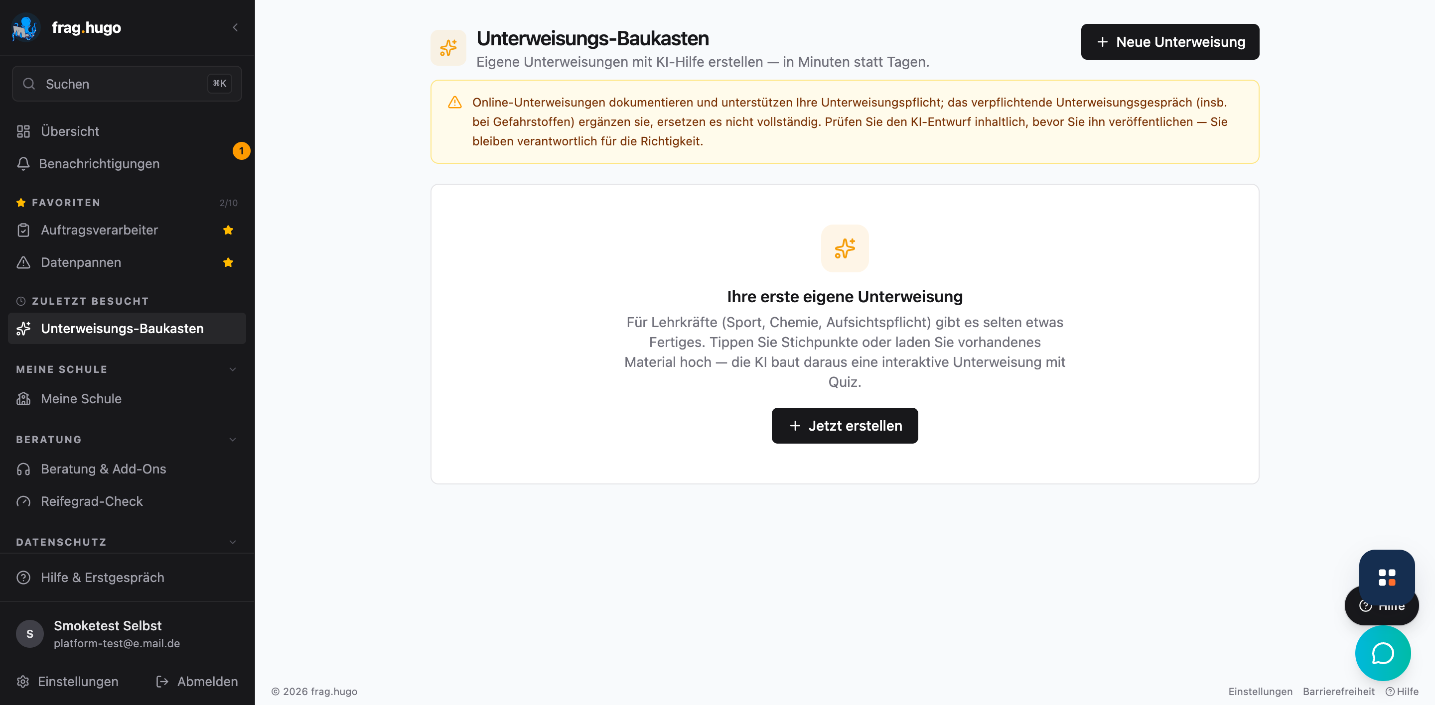 Unterweisungs-Baukasten in der frag.hugo-Plattform: Überschrift „Unterweisungs-Baukasten — Eigene Unterweisungen mit KI-Hilfe erstellen, in Minuten statt Tagen", ein gelber Rechts-Hinweis, dass die Online-Unterweisung das verpflichtende Unterweisungsgespräch ergänzt und nicht vollständig ersetzt, sowie ein leerer Zustand „Ihre erste eigene Unterweisung" mit dem Button „Jetzt erstellen"